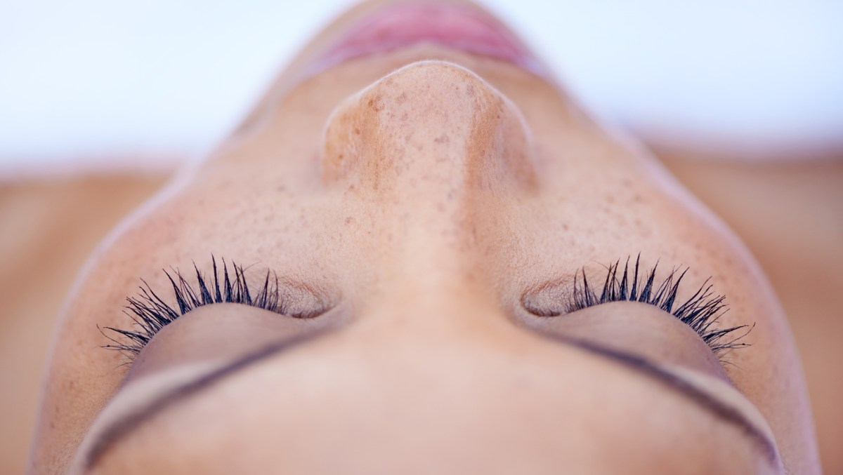 Frau mit langen Wimpern