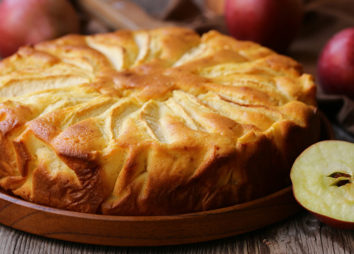 Apfelkuchen auf einem Holzteller.