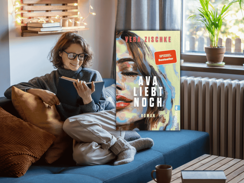 Frau liest Buch auf Sofa, eingeblendet wird das Cover von Ava liebt noch.