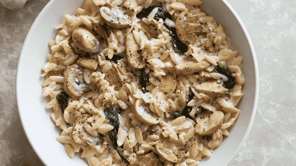 Orzo-Pilz-Pfanne auf weißem Teller
