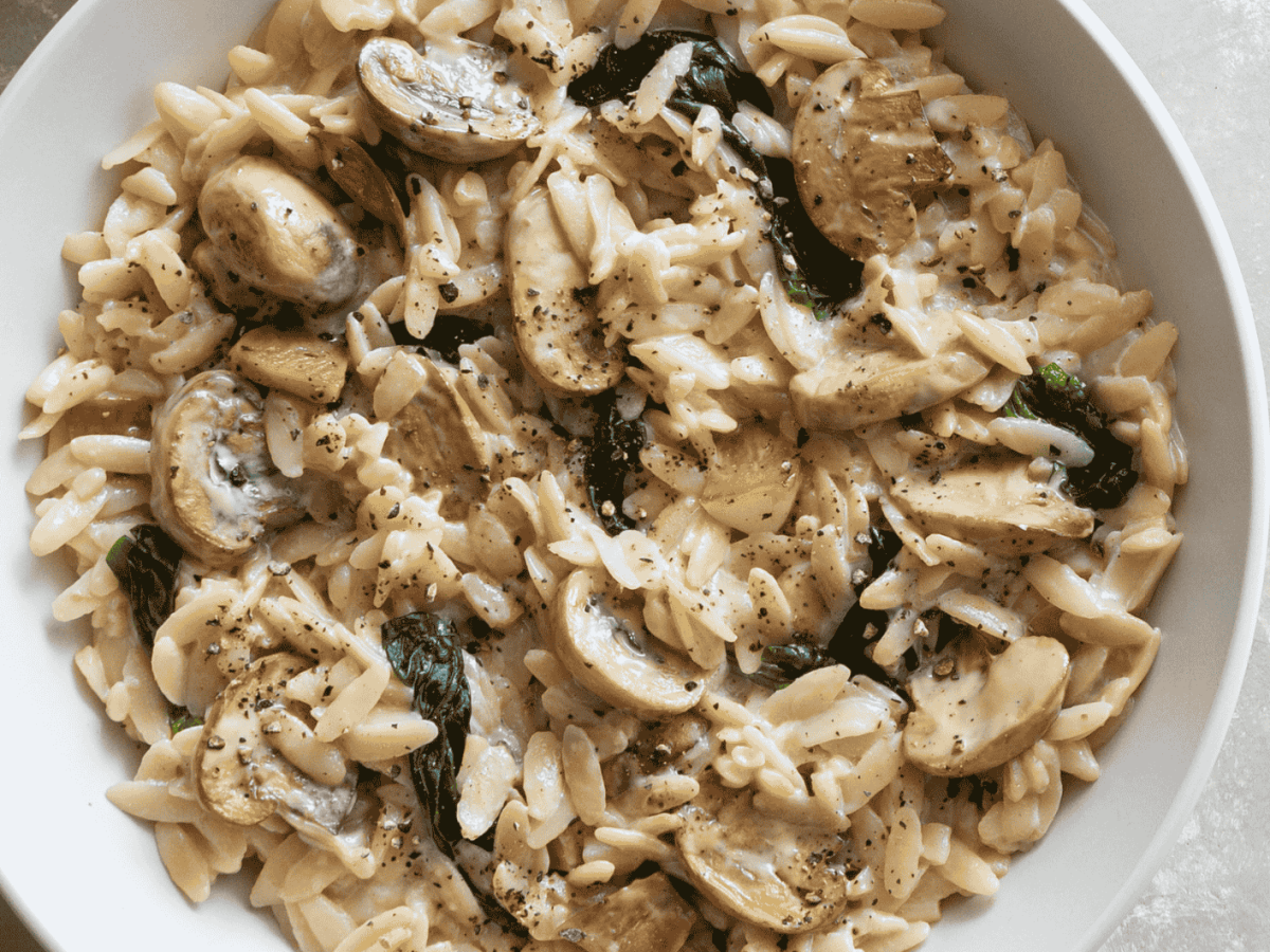 Orzo-Pilz-Pfanne auf weißem Teller