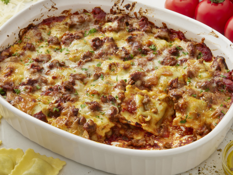Auflauf mit Ravioli und K&auml;se in einer wei&szlig;en Auflaufform.