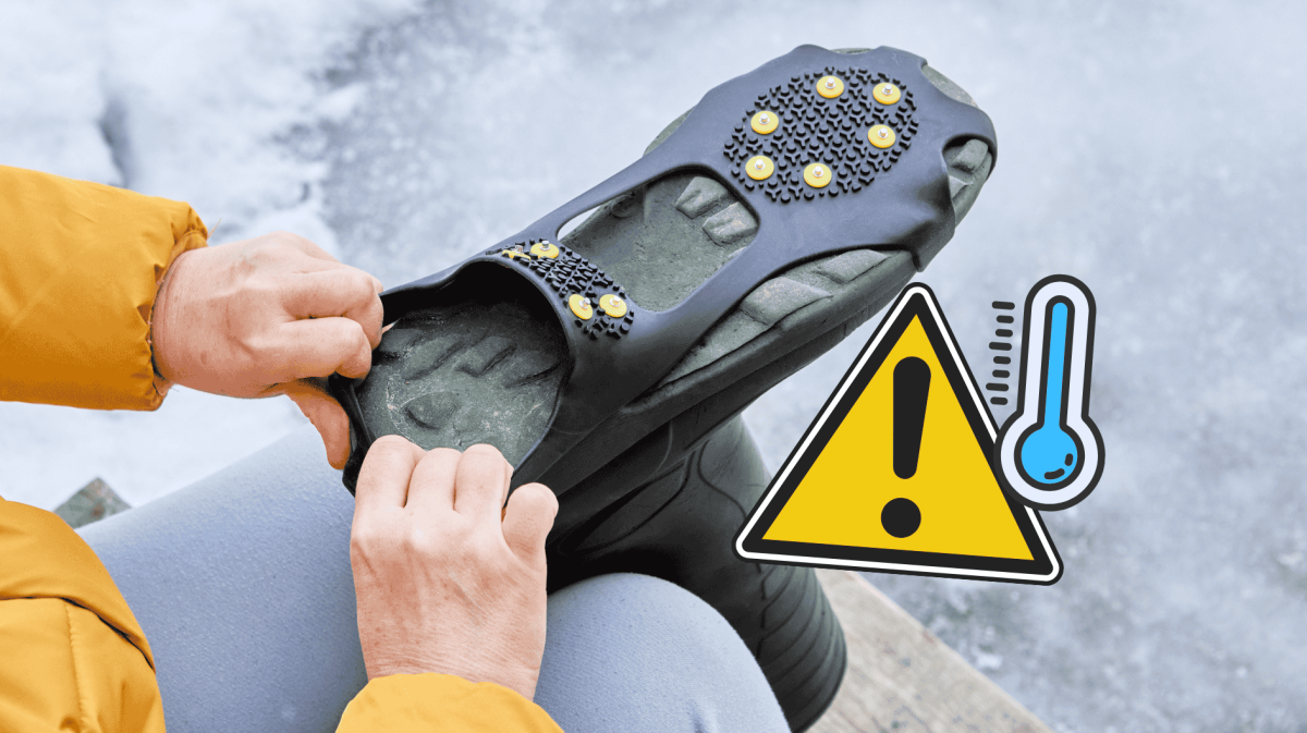 Person zieht Schuhspikes über die Sohle von Gummistiefeln.