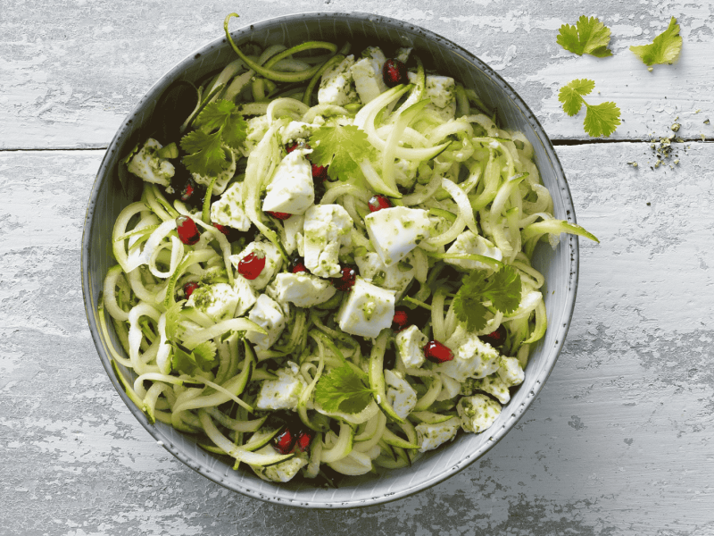 Eine Sch&uuml;ssel mit Zoodles und veganem Hirtenk&auml;se.