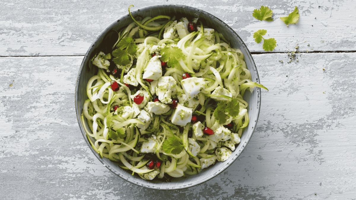 Eine Schüssel mit Zoodles und veganem Hirtenkäse.