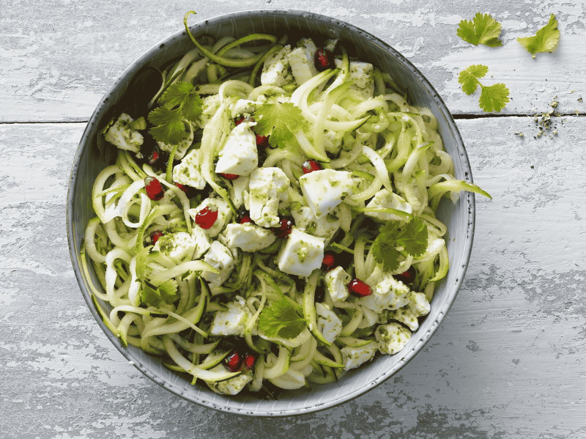 Zucchini-Nudeln mit Hirtenkäse: So lecker und leicht kann vegan sein