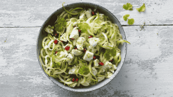 Eine Sch&uuml;ssel mit Zoodles und veganem Hirtenk&auml;se.