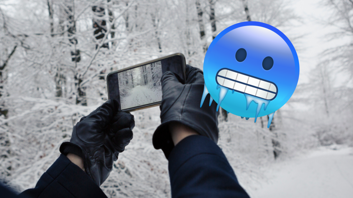 Hände in Handschuhen halten Smartphone im Winter