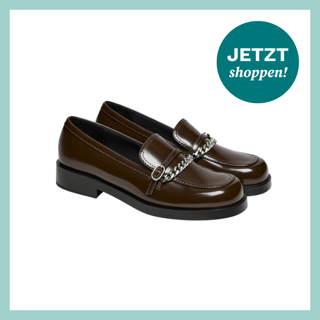 Dunkelbrauner Schuh mit femininer Silhouette.