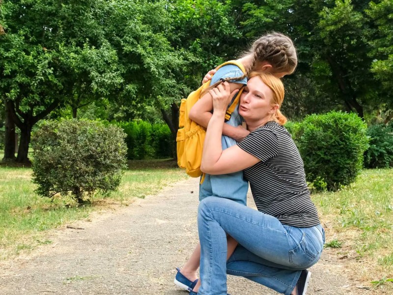 Mutter tr&ouml;stet ihre Tochter.