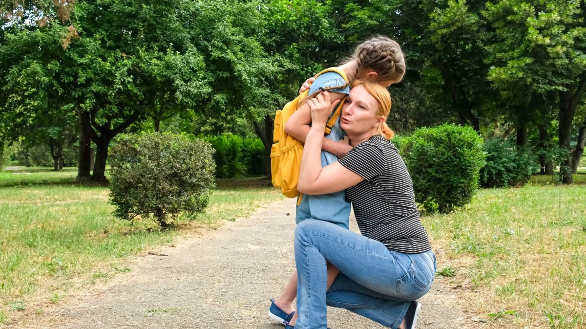 Mutter tröstet ihre Tochter.