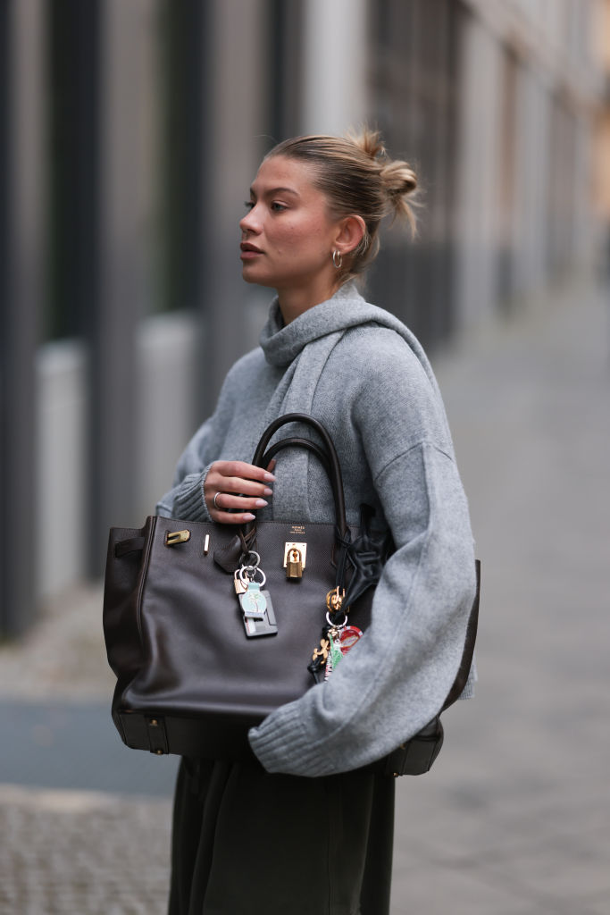 Streetstyle mit grauem Pullover und grauem Schal.