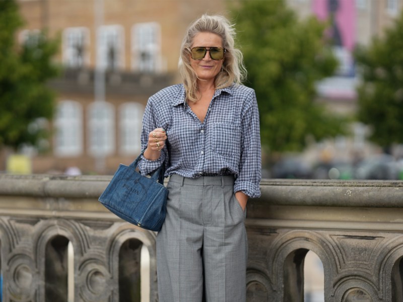 Streetstyle mit lässiger Bluse und schicker Hose.