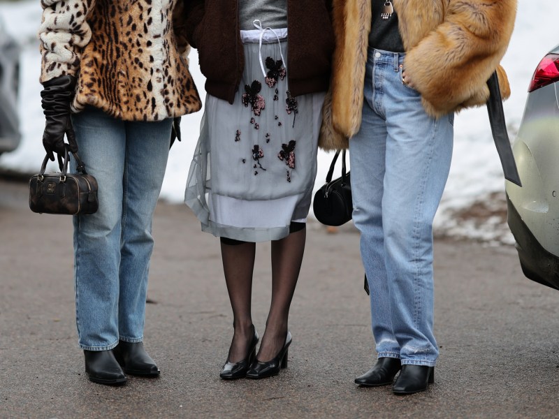 Streetstyle mit locker geschnittenen Jeans.