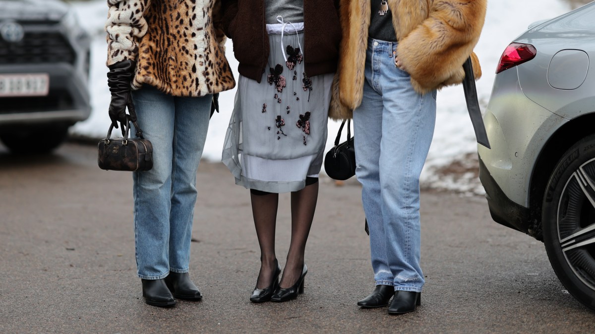 Streetstyle mit locker geschnittenen Jeans.