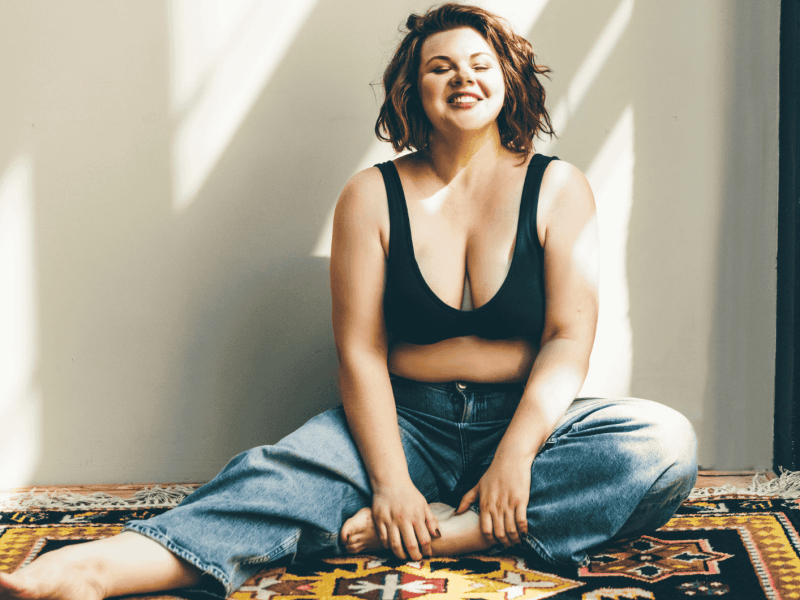 Schöne Plus-Size-Frau, die zufrieden und entspannt aussieht.