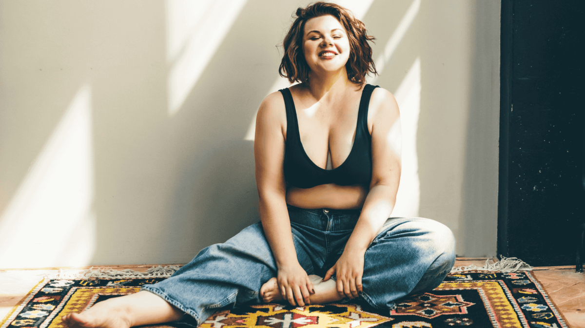 Schöne Plus-Size-Frau, die zufrieden und entspannt aussieht.