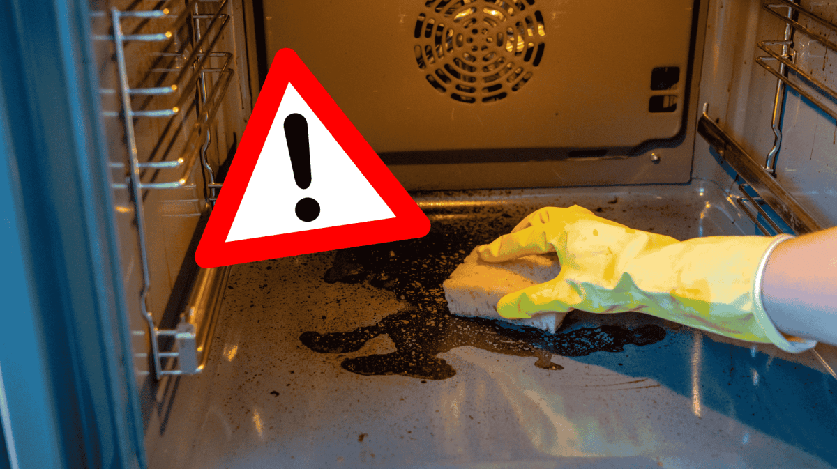 Person schrubbt Backofeninnenraum mit Schwamm