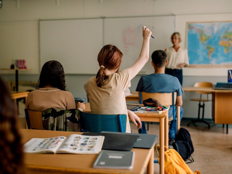 Klassenzimmer, Sch&uuml;lerin meldet sich