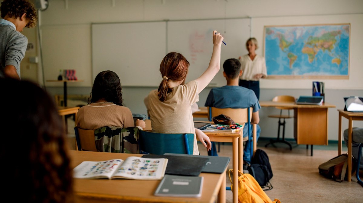 Klassenzimmer, Schülerin meldet sich