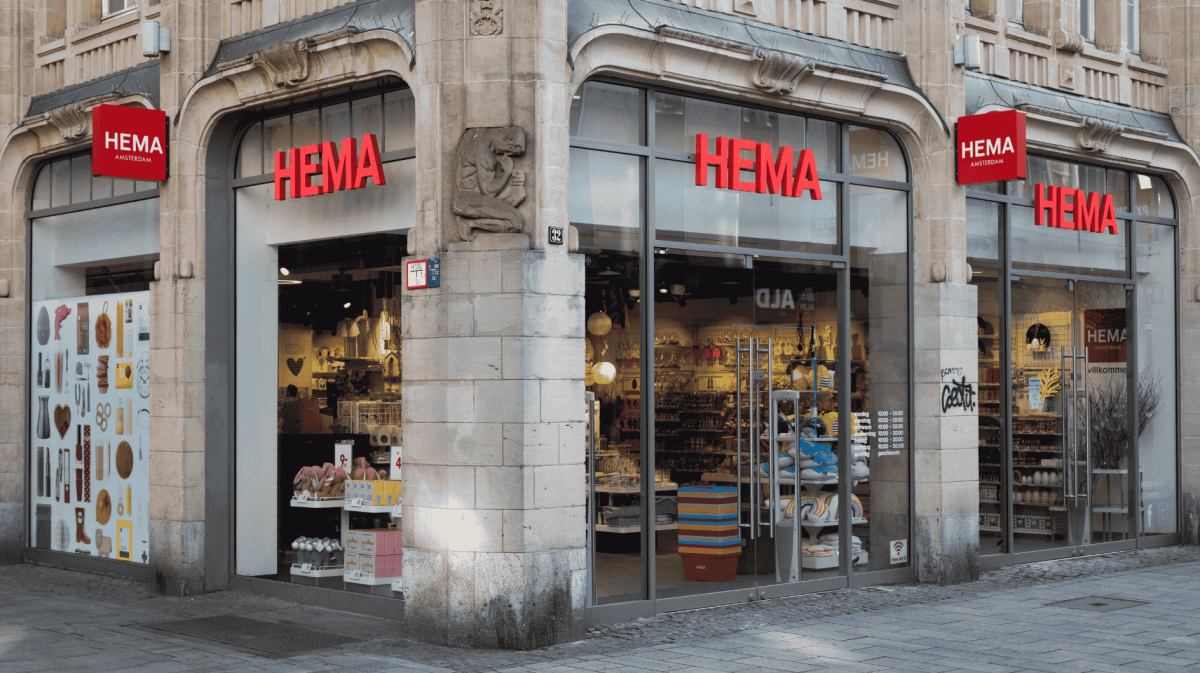 Ein HEMA Geschäft in Düsseldorf, Außenfassade.