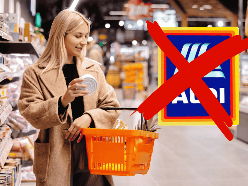 Frau steht mit Einkaufskorb im Supermarkt.