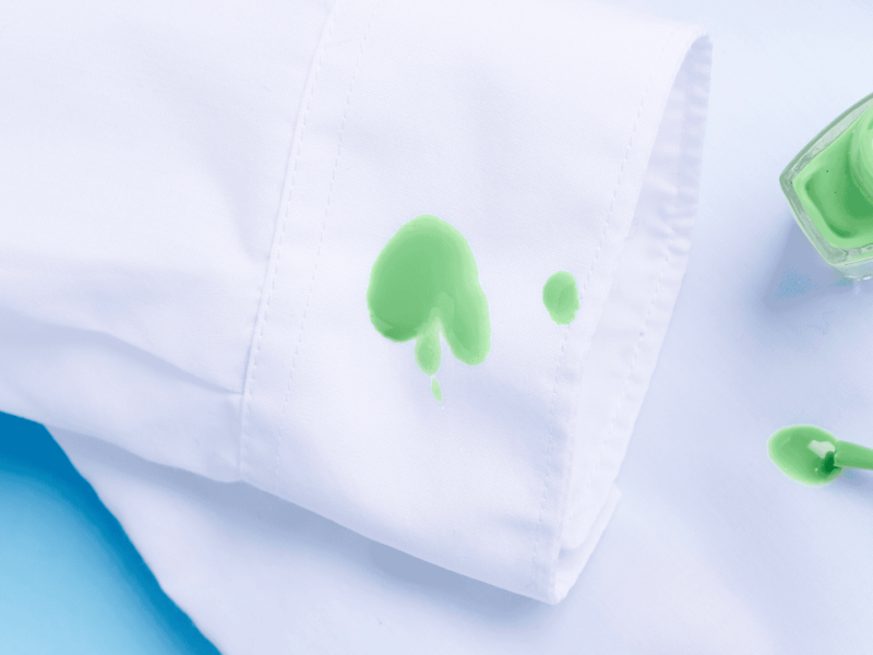 Gr&uuml;ner Nagellack auf einem wei&szlig;en Hemd.