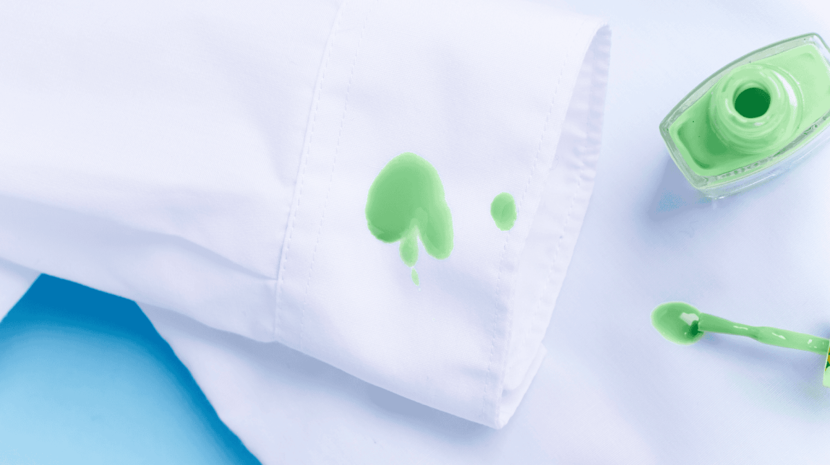 Grüner Nagellack auf einem weißen Hemd.