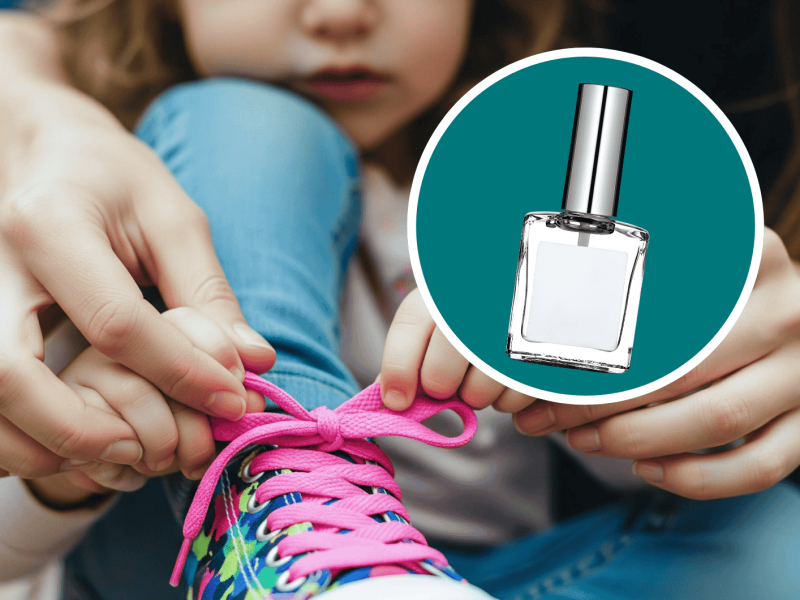 Mutter hilft Tochter beim Schn&uuml;ren der Schuhe.