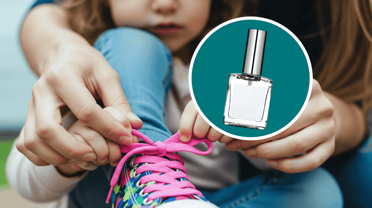 Mutter hilft Tochter beim Schnüren der Schuhe.