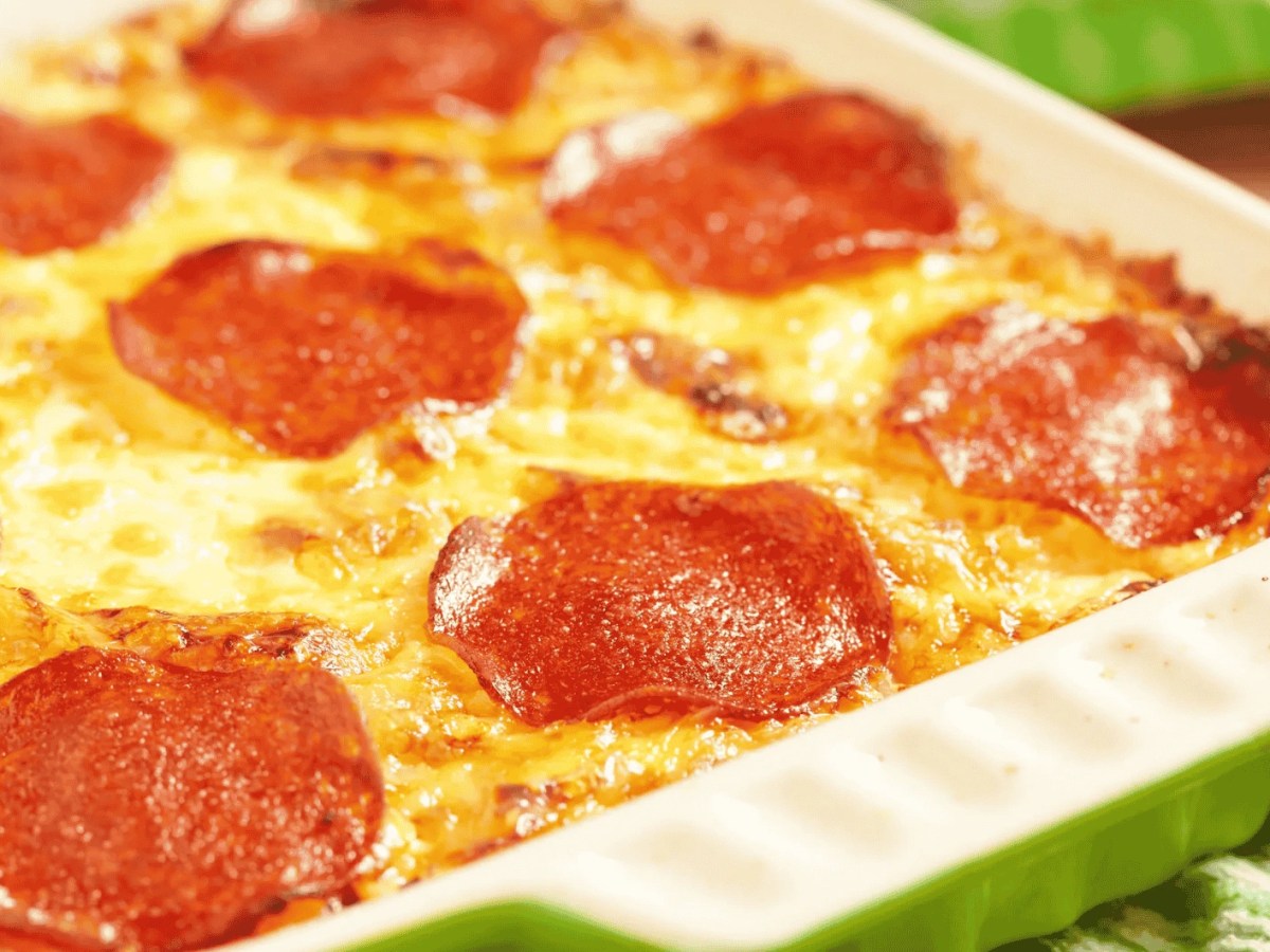 grüne Auflaufform mit Salami und Käse