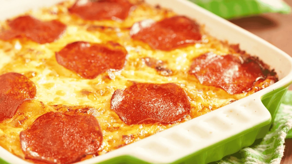 grüne Auflaufform mit Salami und Käse