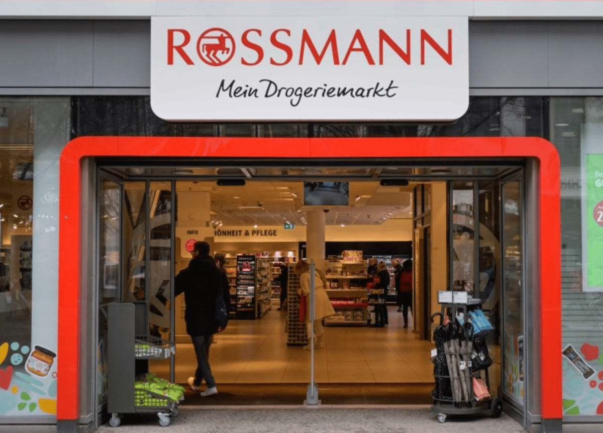 Rossmann-Laden von außen, eine Person geht gerade in den Drogeriemarkt.