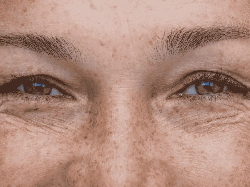 Die Augen einer älteren Frau schauen freundlich in die Kamera.