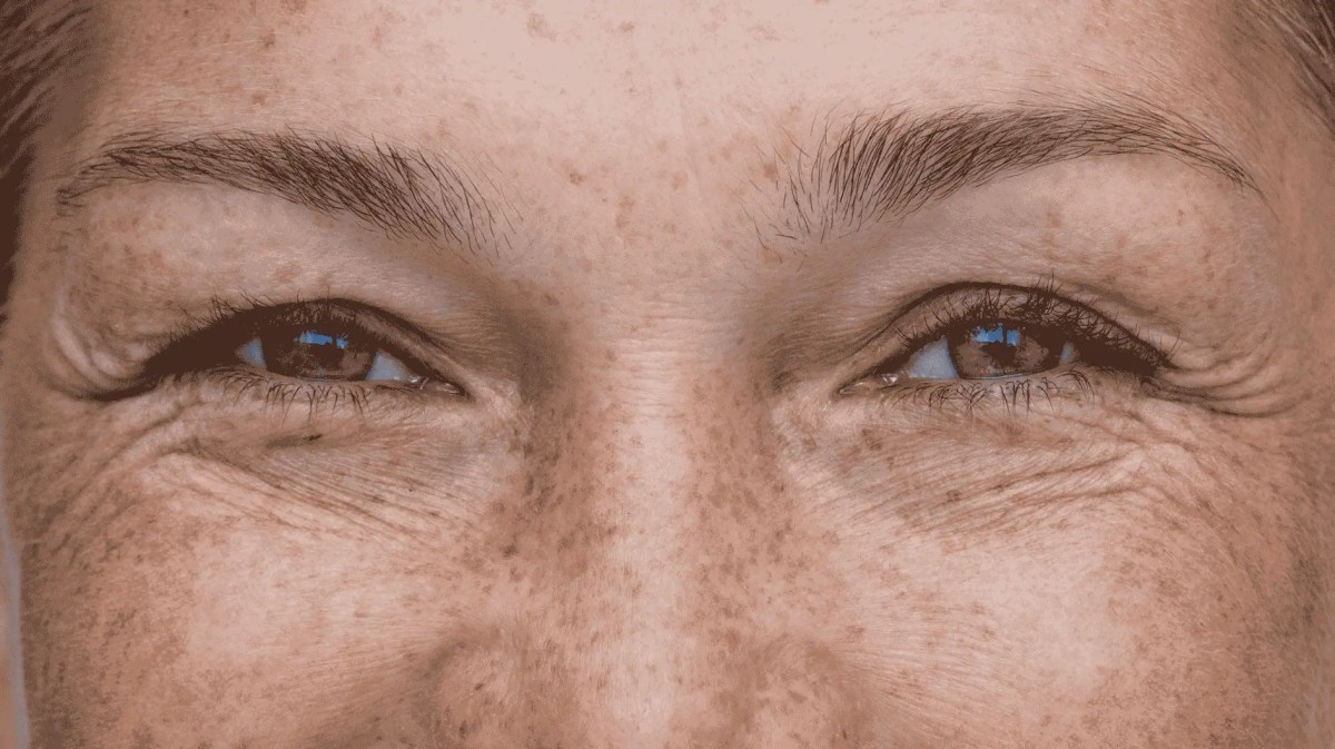 Die Augen einer älteren Frau schauen freundlich in die Kamera.