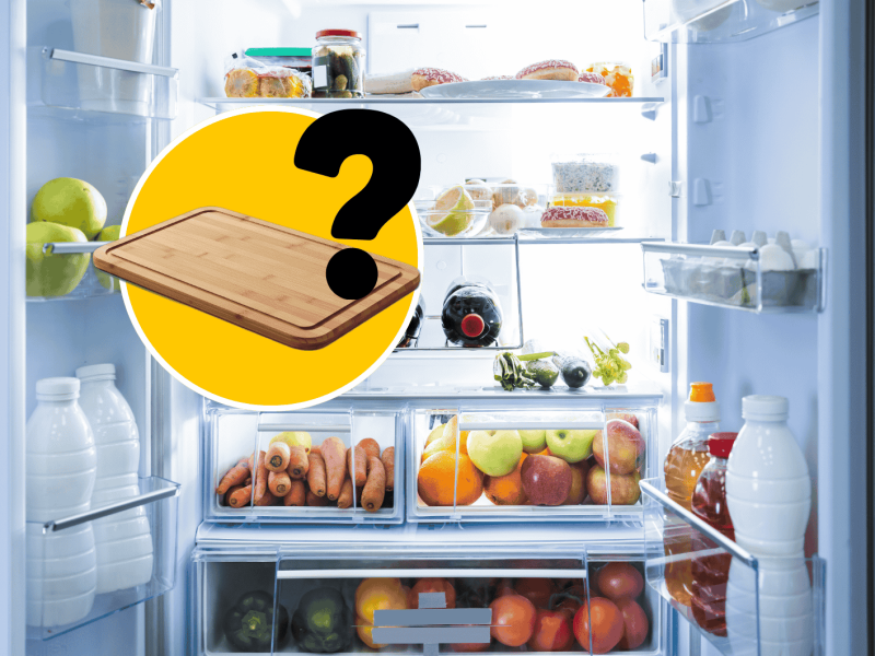 Ge&ouml;ffneter, voller K&uuml;hlschrank, dar&uuml;ber eingef&uuml;gt ein Bild von einem Holz-Schneidebrett.