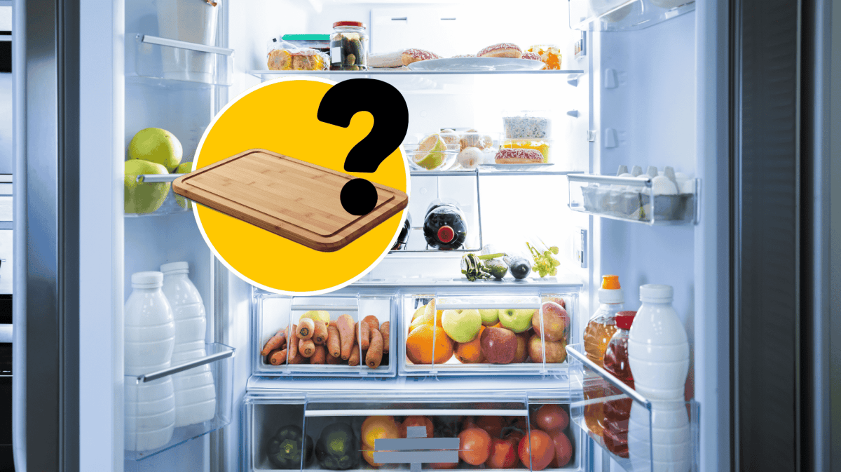 Geöffneter, voller Kühlschrank, darüber eingefügt ein Bild von einem Holz-Schneidebrett.