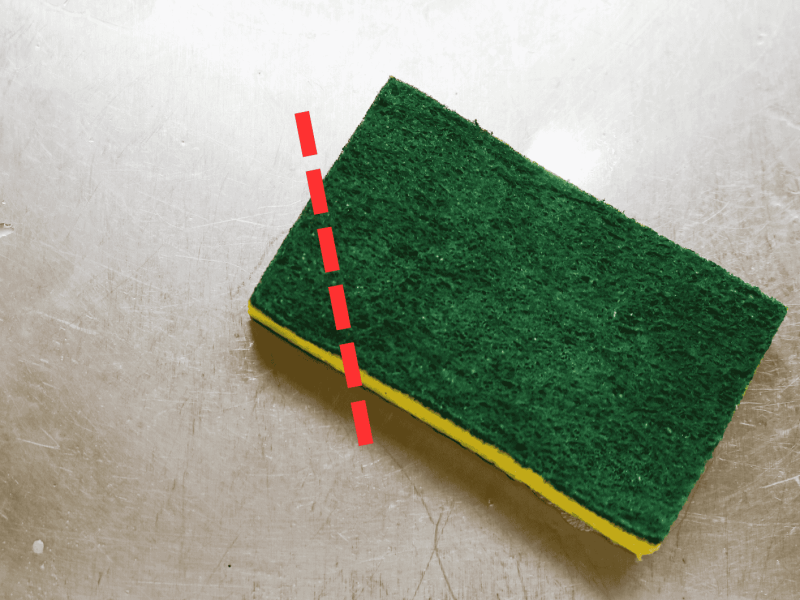 K&uuml;chenschwamm liegt in Sp&uuml;le.