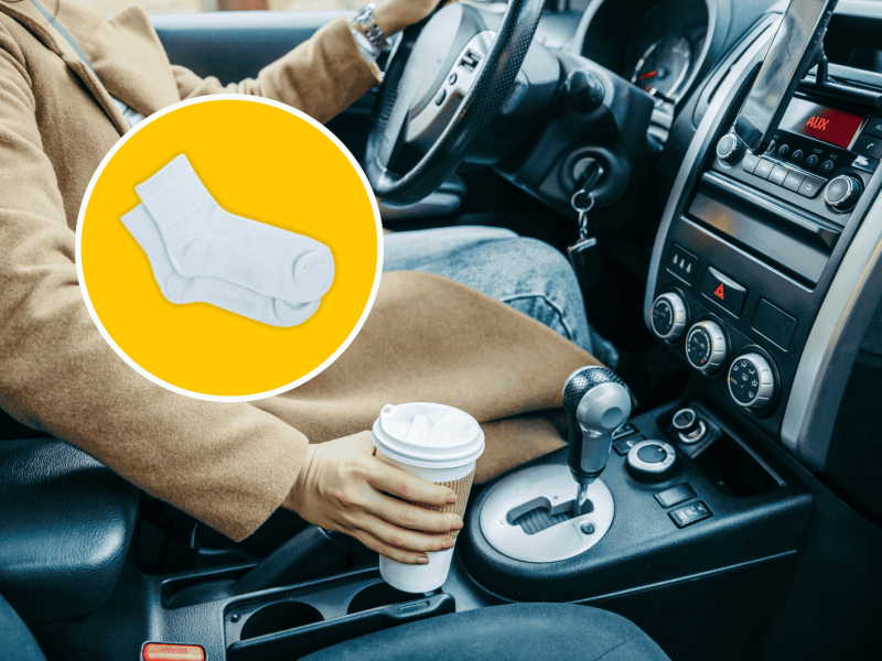 Frau im Auto, Kaffee in Becherhalter.