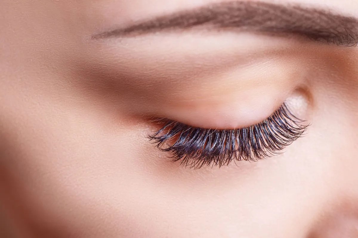 Nahaufnahme eines geschlossenen Auges mit langen Wimpern