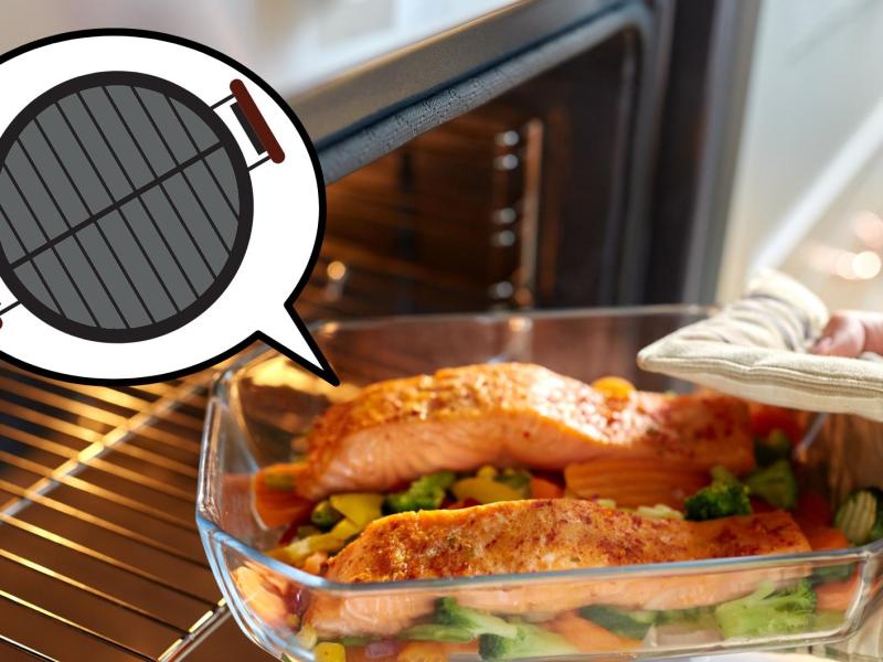 Eine Frau holt eine Auflaufform mit Gemüse und Fisch aus dem Backofen. Oben links im Bild ist eine Sprechblase, in der ein rundes Ofenrost zu sehen ist.