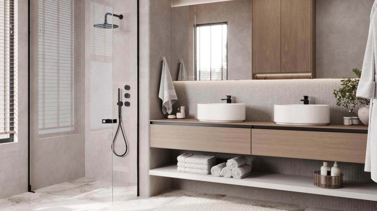 Modernes Badezimmer mit weißen Handtüchern.
