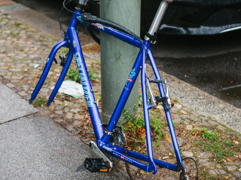 Ein Fahrrad ist an einer Laterne gesichert, es hat aber keine R&auml;der mehr, da diese geklaut wurden.