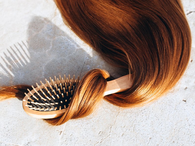 Haarstr&auml;hne, die um eine Haarb&uuml;rste umwickelt ist.