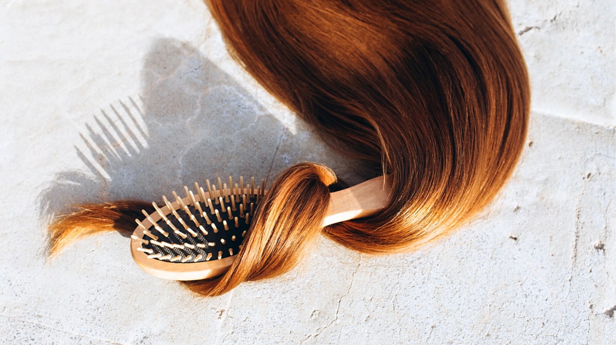 Haarsträhne, die um eine Haarbürste umwickelt ist.