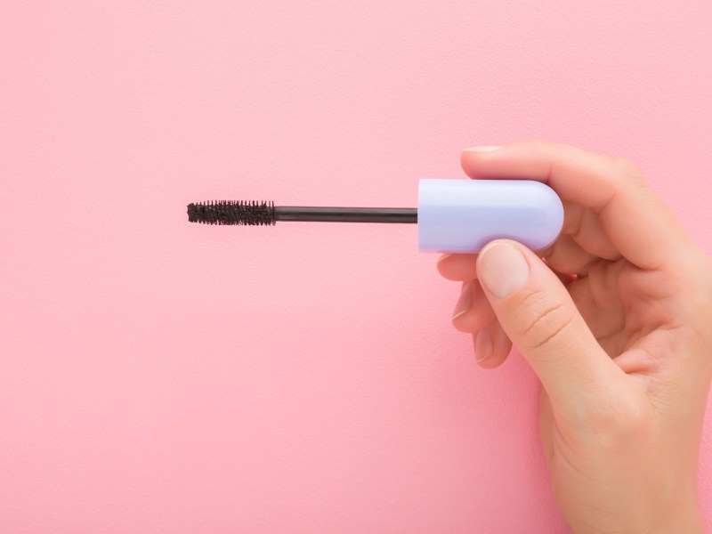 Mascara-B&uuml;rstchen vor rosa Hintergrund.