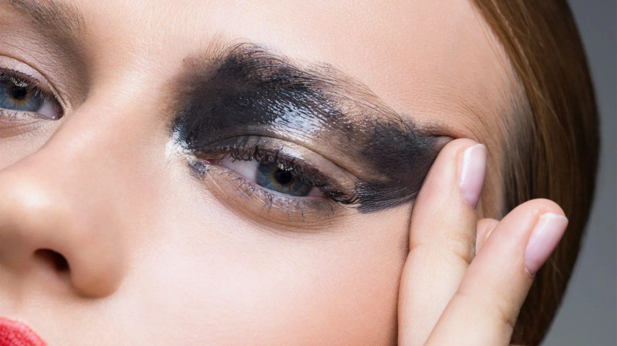 Frau mit verschmiertem Augen-Make-up