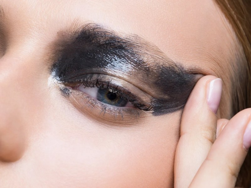 Frau mit verschmiertem Augen-Make-up
