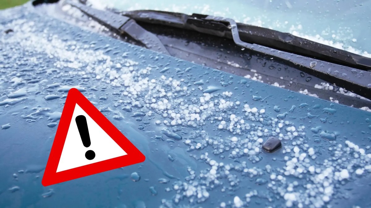 Nahaufnahme einer Motorhaube auf der Hagel liegt.