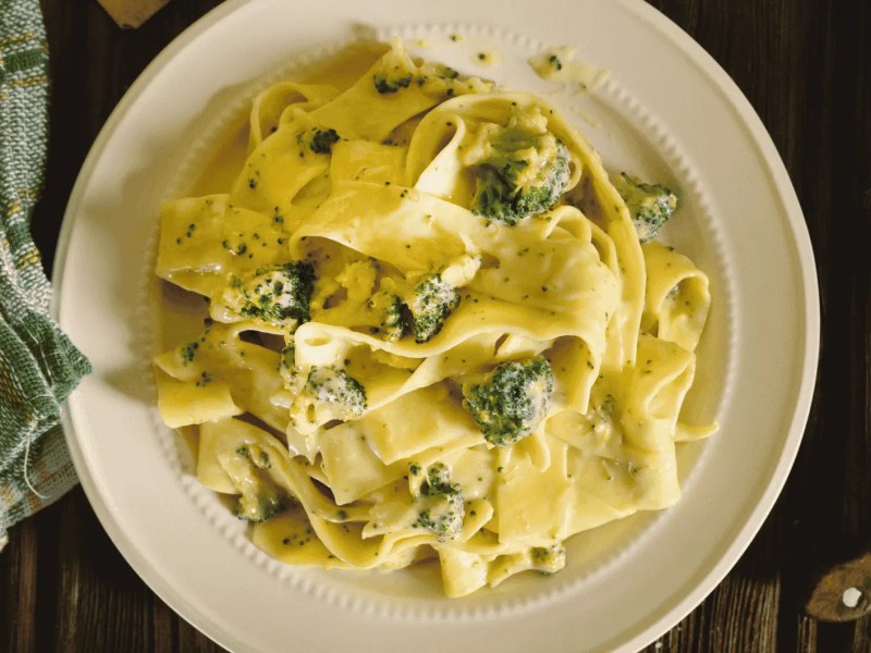 Tagliatelle mit Brokkoli-Käse-Soße auf Teller.